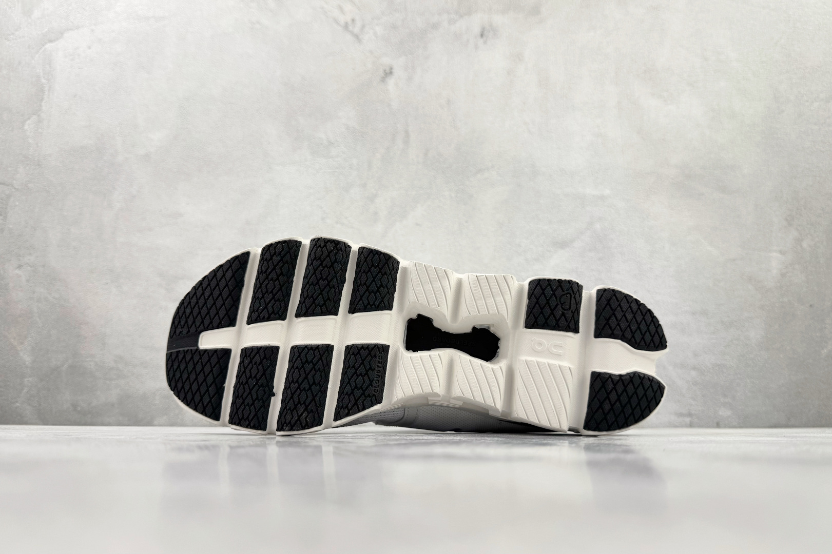 On昂跑 Cloud X4 WMNS 白黑 3ME30040791