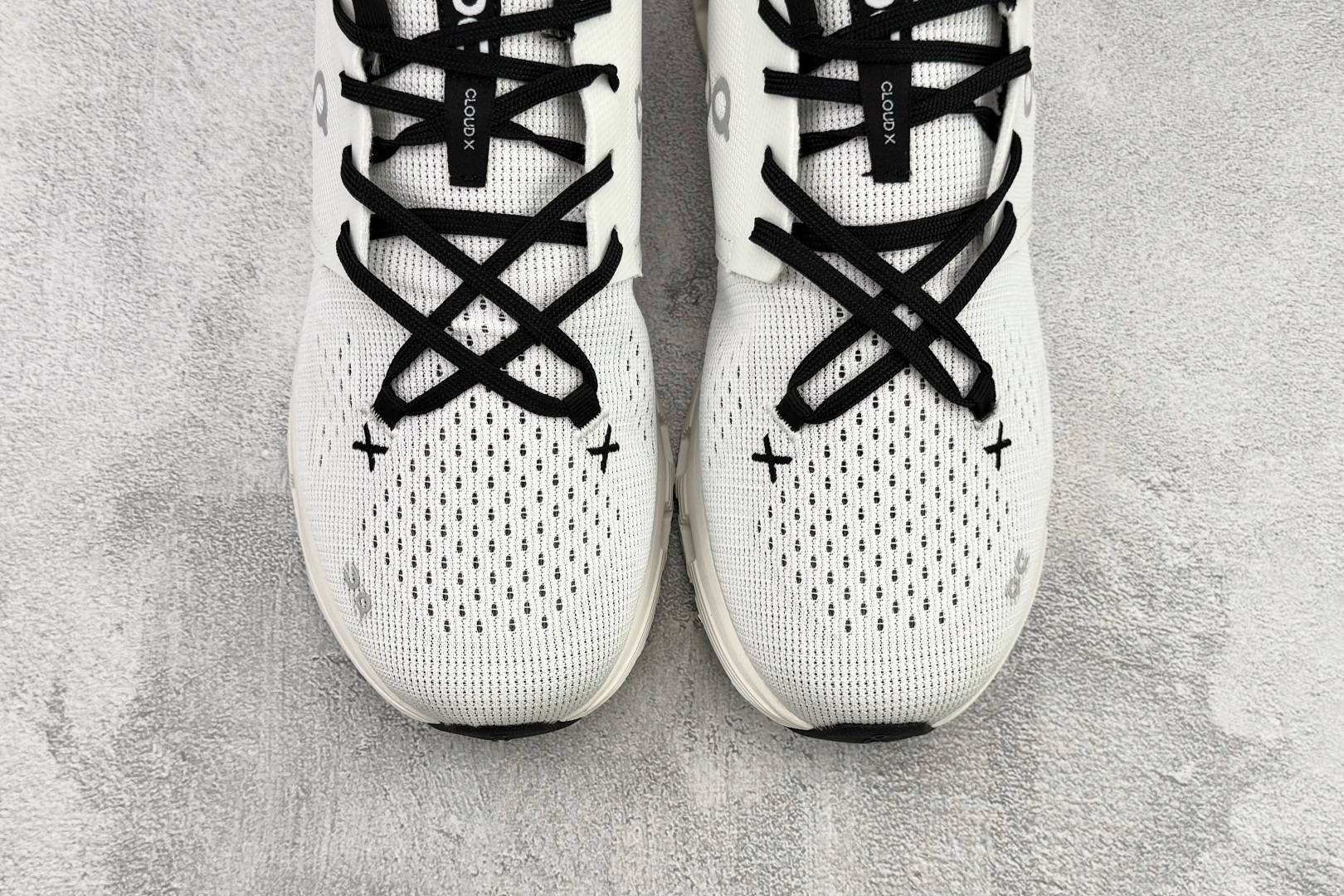 On昂跑 Cloud X4 WMNS 白黑 3ME30040791