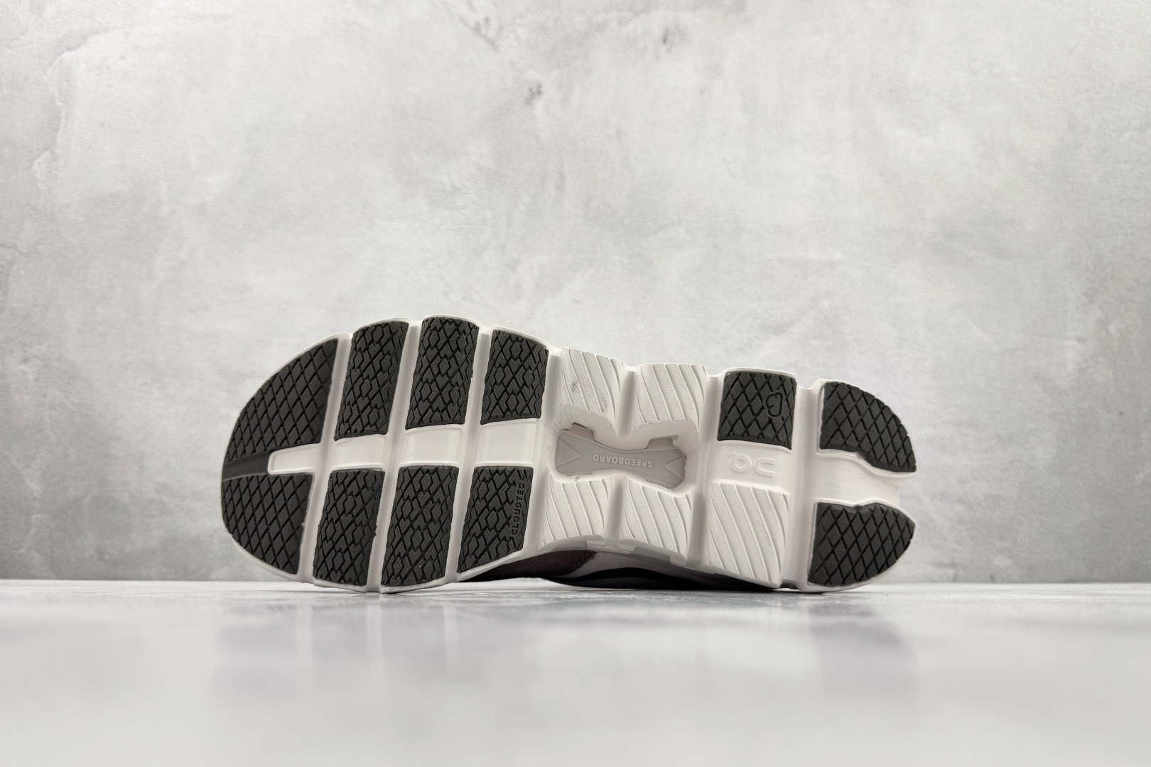 FKA twigs x On昂跑 Cloud X4 灰红色 3MF10910710