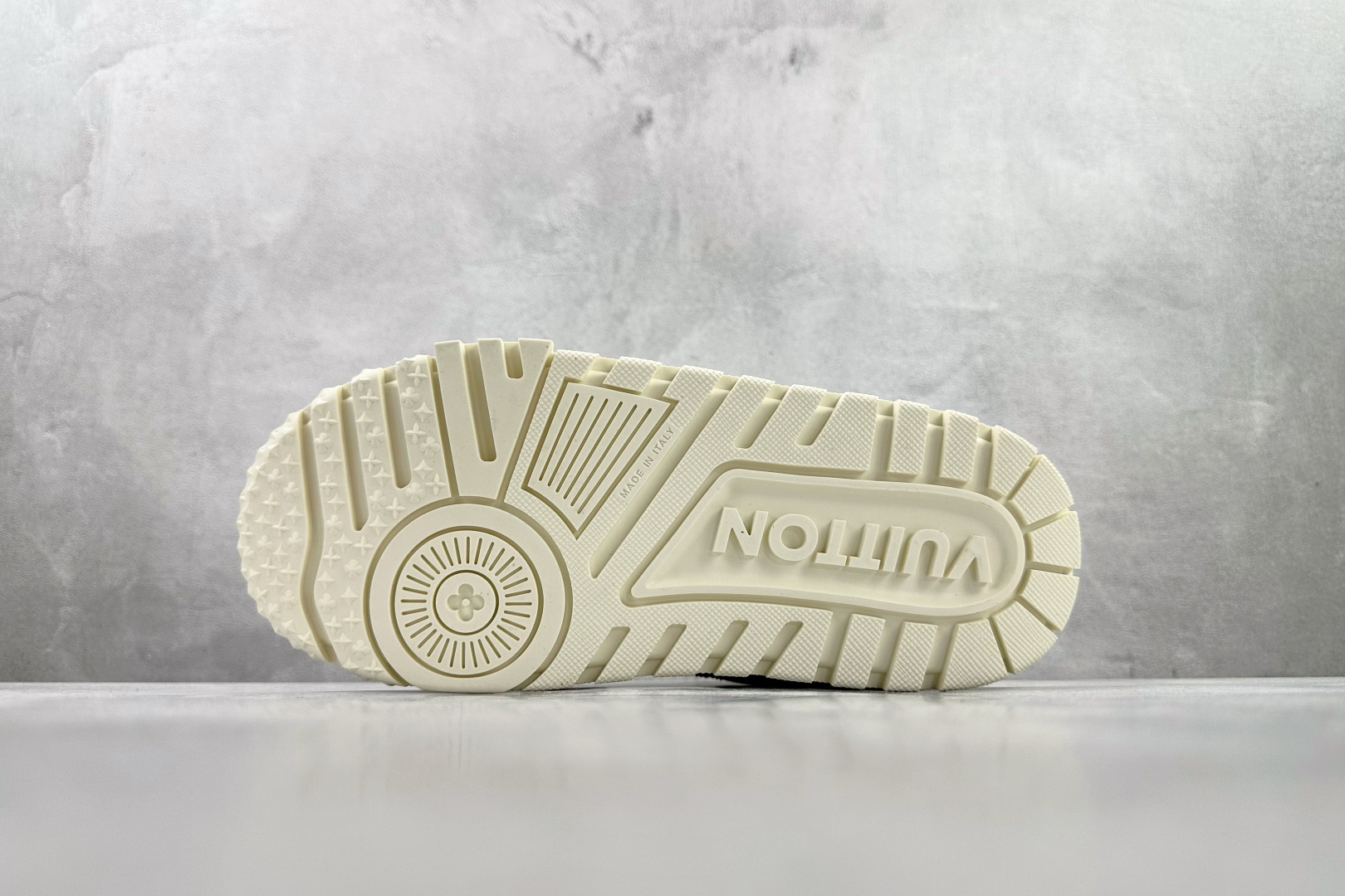 爆款跑量神器 LOUIS VUITTTrainer Maxi 小胖丁白色 1A8MCG