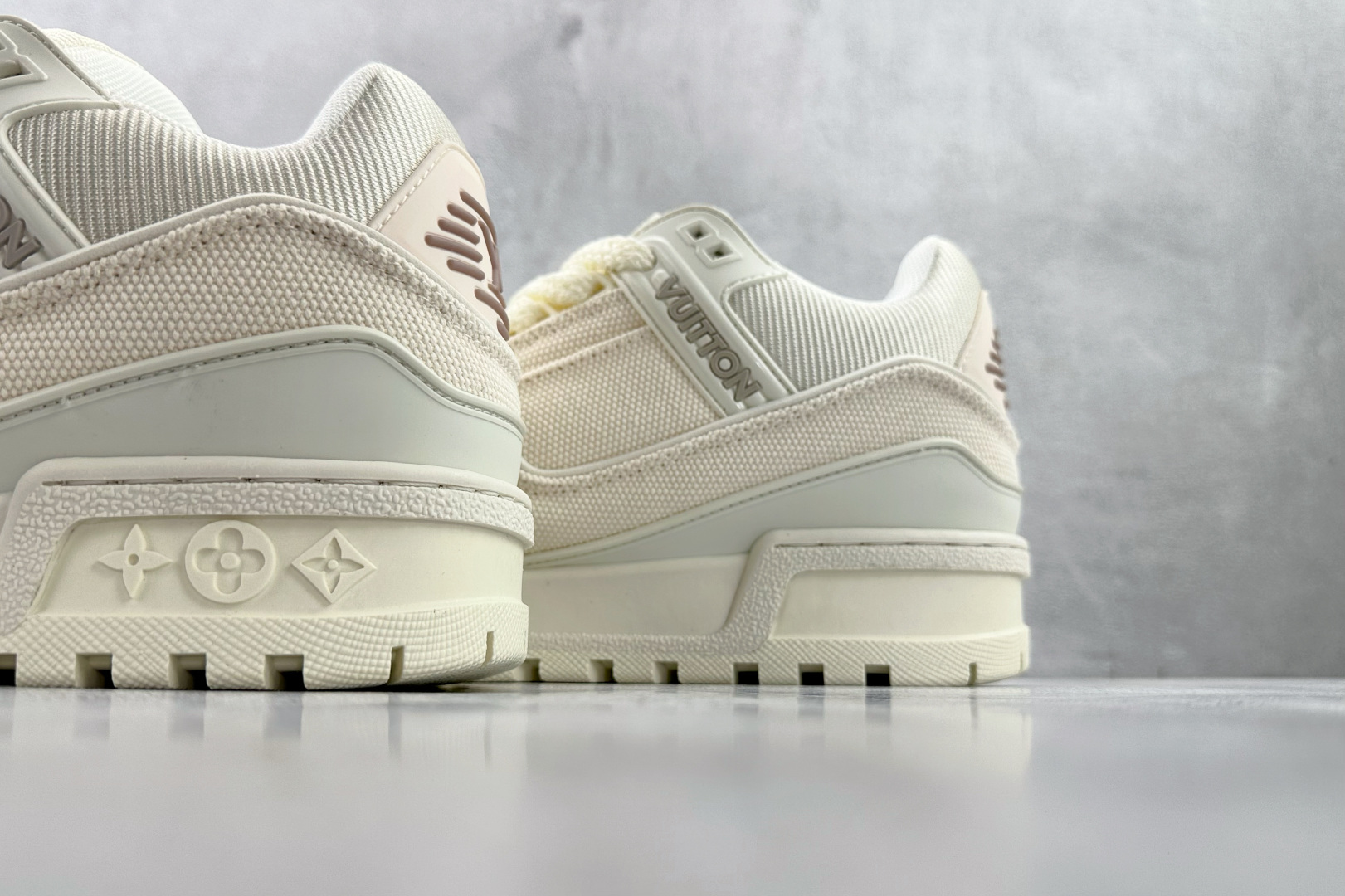 爆款跑量神器 LOUIS VUITTTrainer Maxi 小胖丁白色 1A8MCG