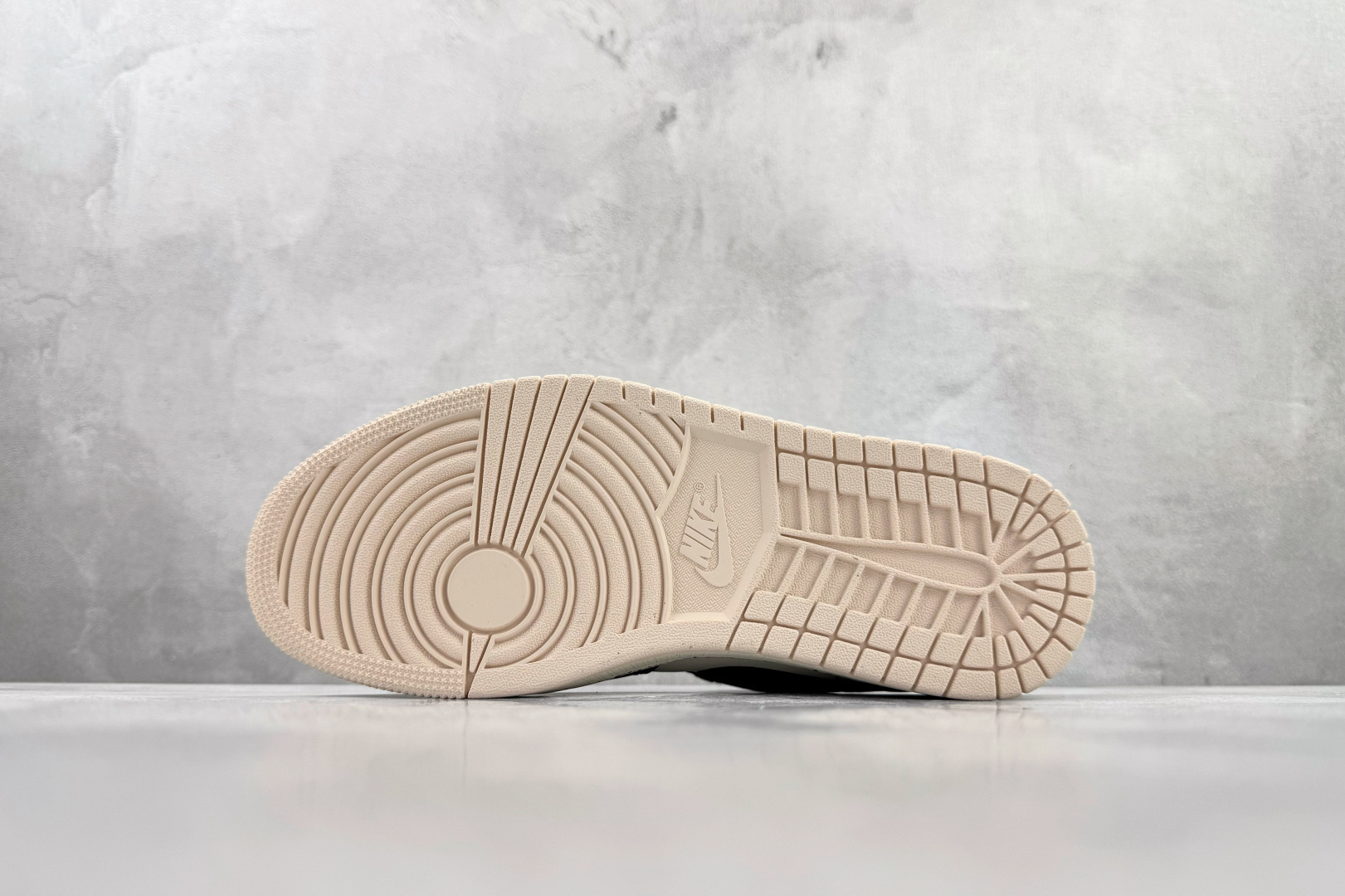 Jordan Air Jordan 1 guava ice 奶茶粉 DC0774-003