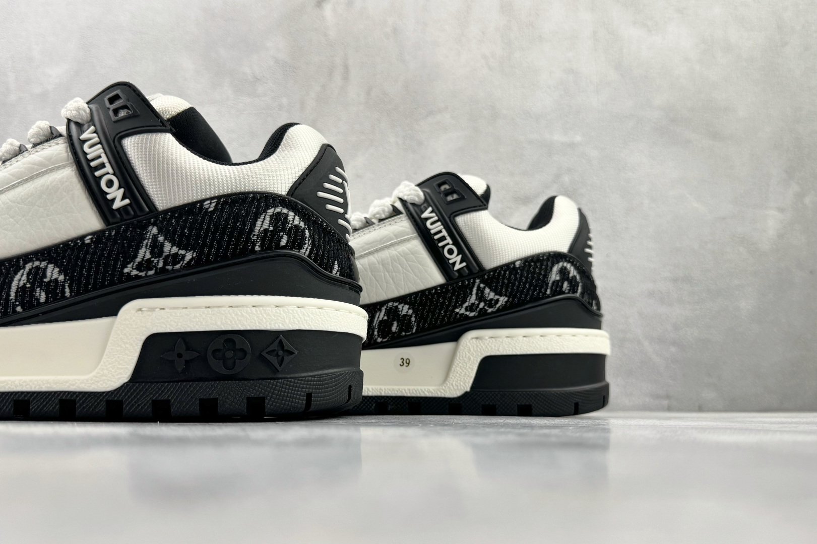 顶级纯原 LOUIS VUITTTrainer Maxi 小胖丁 黑白 1ACXAQ