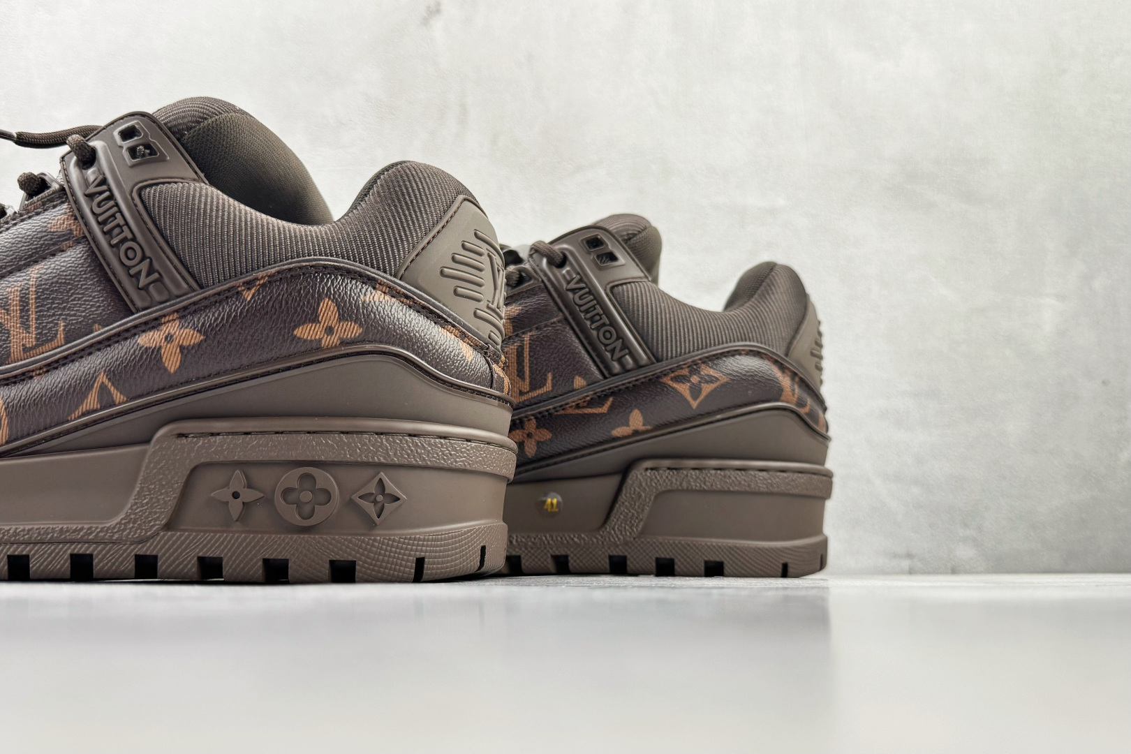 顶级纯原 LOUIS VUITTTrainer Maxi 小胖丁 棕色 1AD7