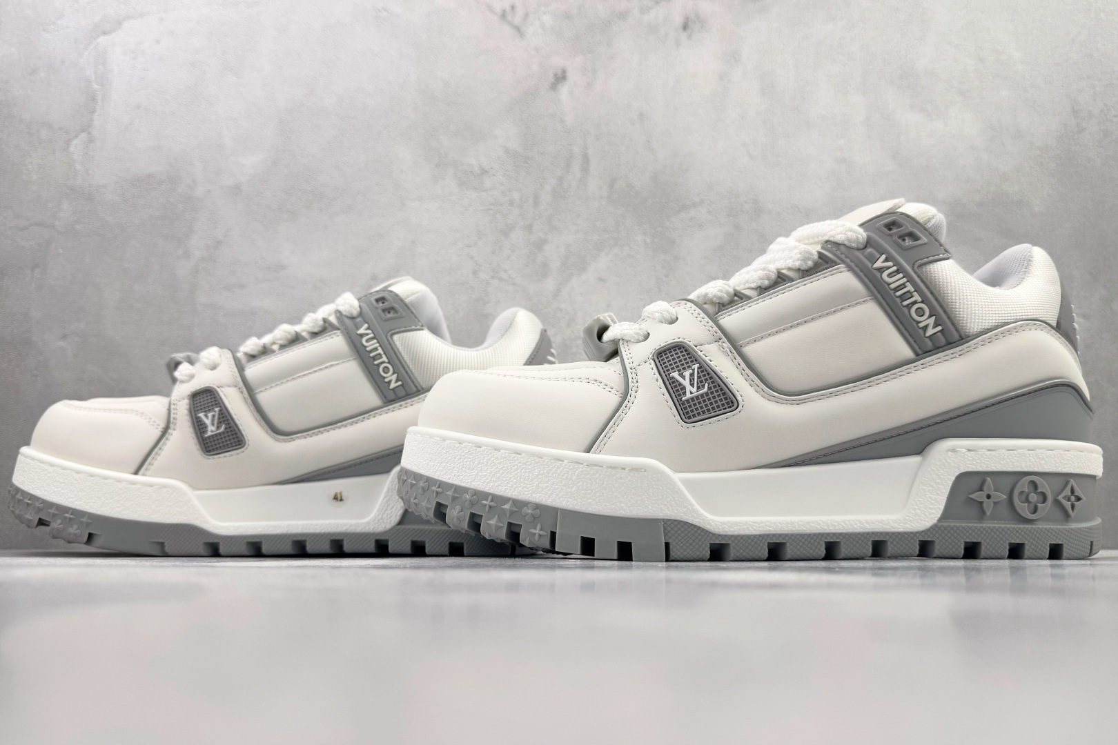 顶级纯原 LOUIS VUITTTrainer Maxi 小胖丁 白灰 1ACPPZ