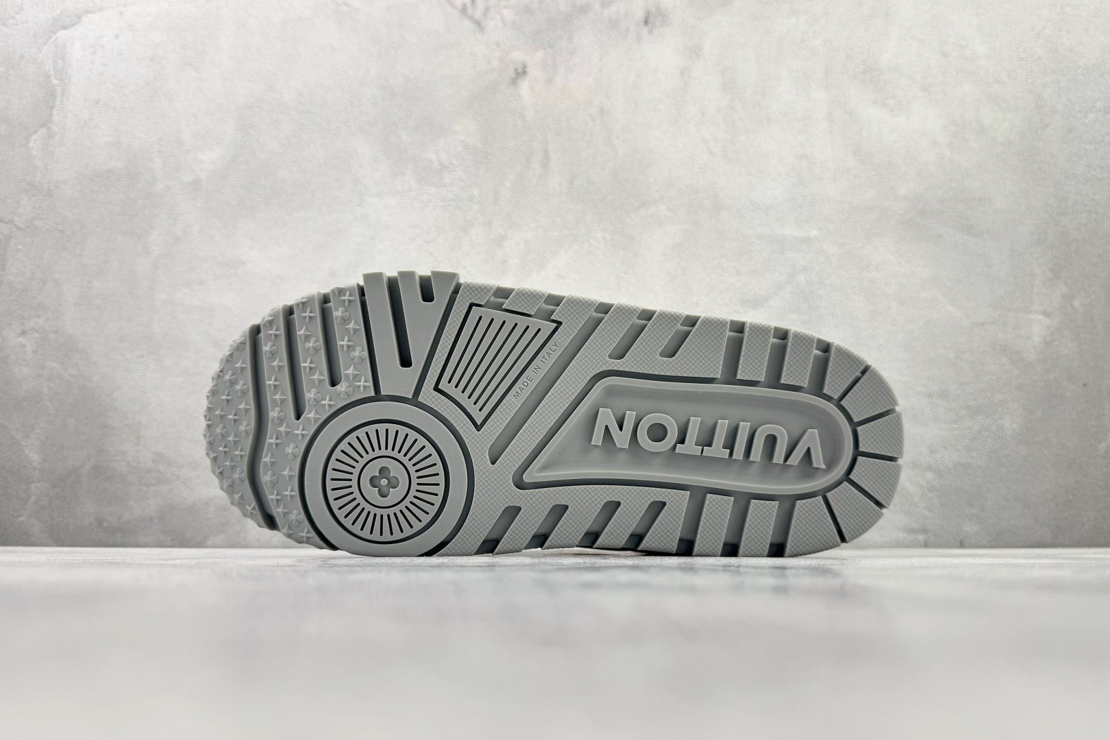 顶级纯原 LOUIS VUITTTrainer Maxi 小胖丁 白灰 1ACPPZ