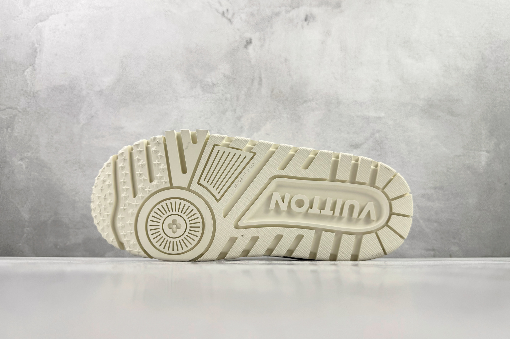 顶级纯原 LOUIS VUITTTrainer Maxi 小胖丁 白色 1AB8RK