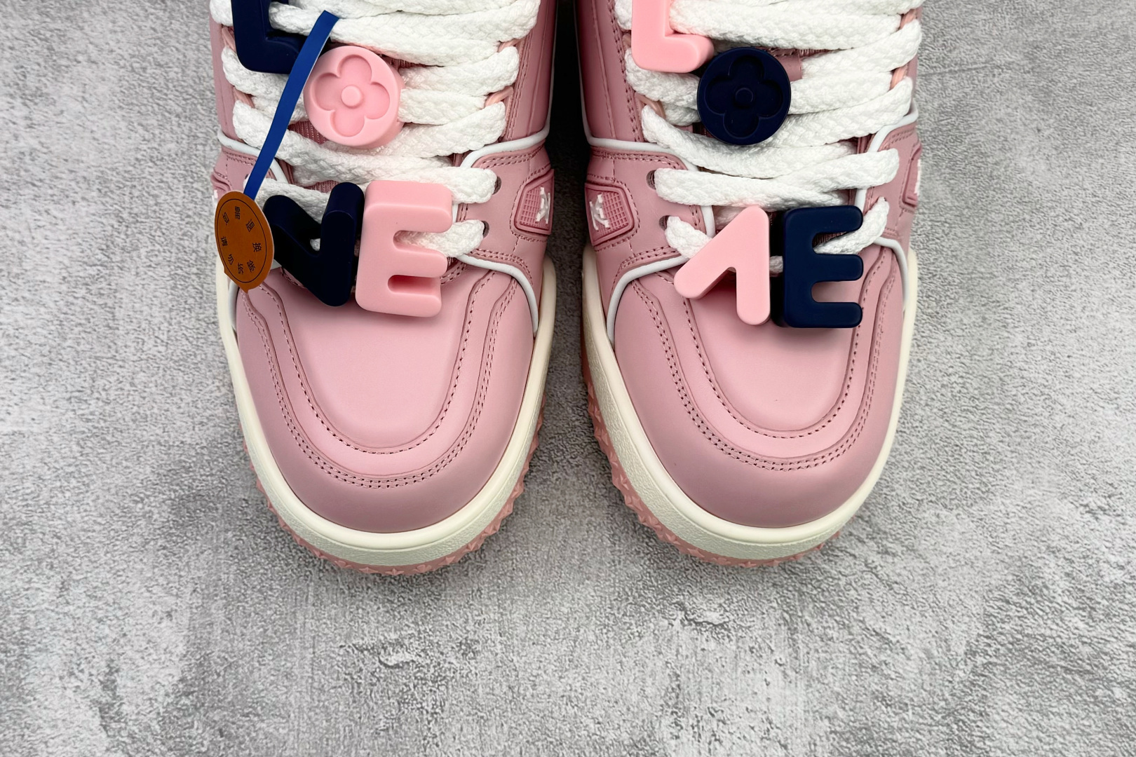 顶级纯原 LOUIS VUITTTrainer Maxi 小胖丁 粉色 1AD5OO