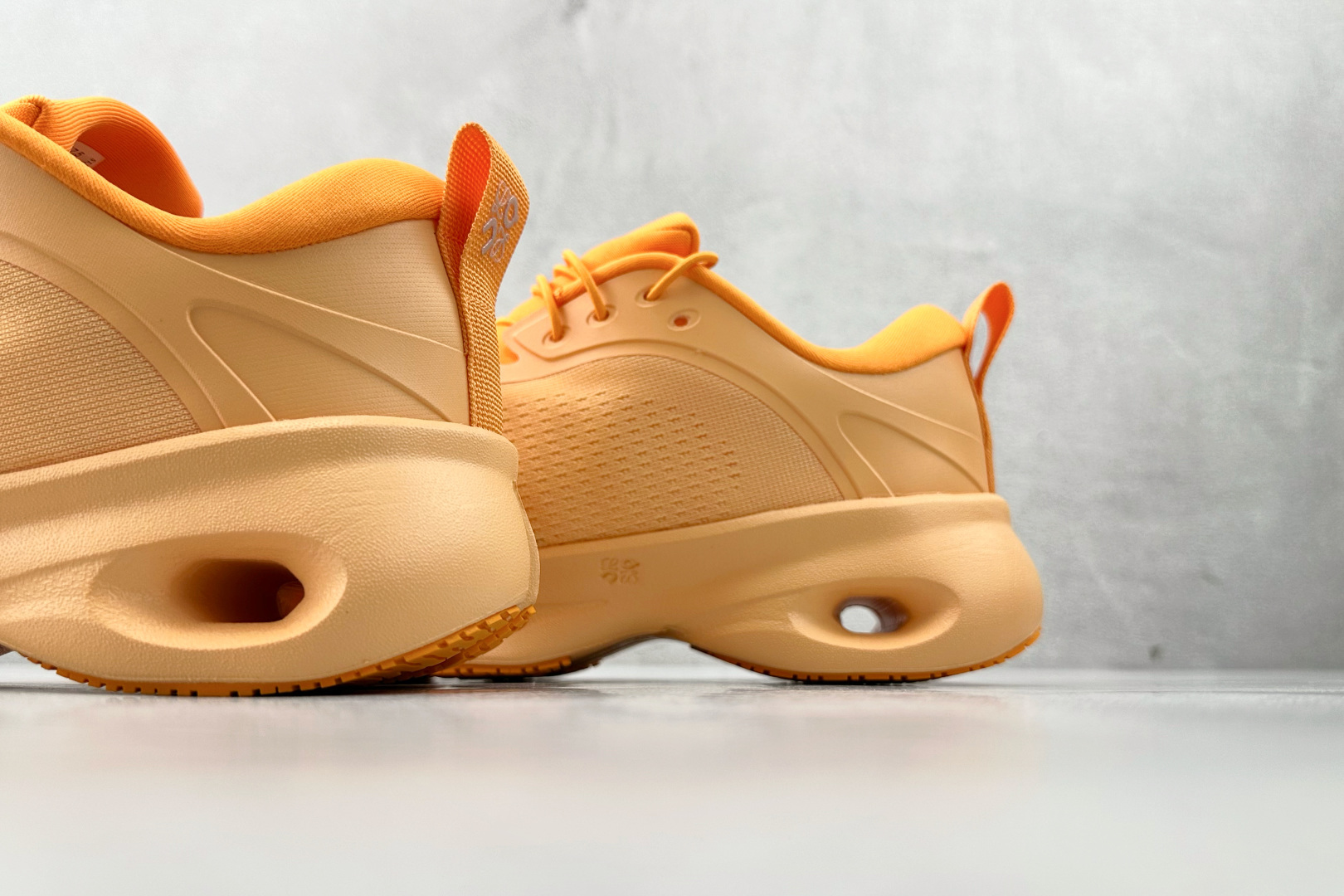 LOEWE x On昂跑 Cloudsolo橙色 3WF30600663
