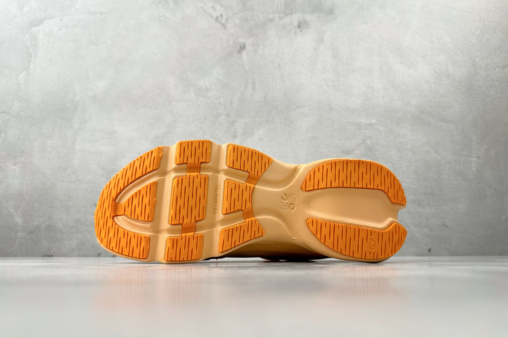 LOEWE x On昂跑 Cloudsolo橙色 3WF30600663