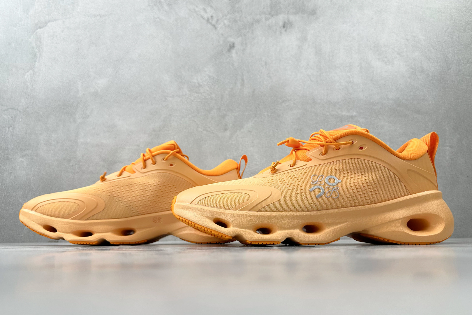 LOEWE x On昂跑 Cloudsolo橙色 3WF30600663