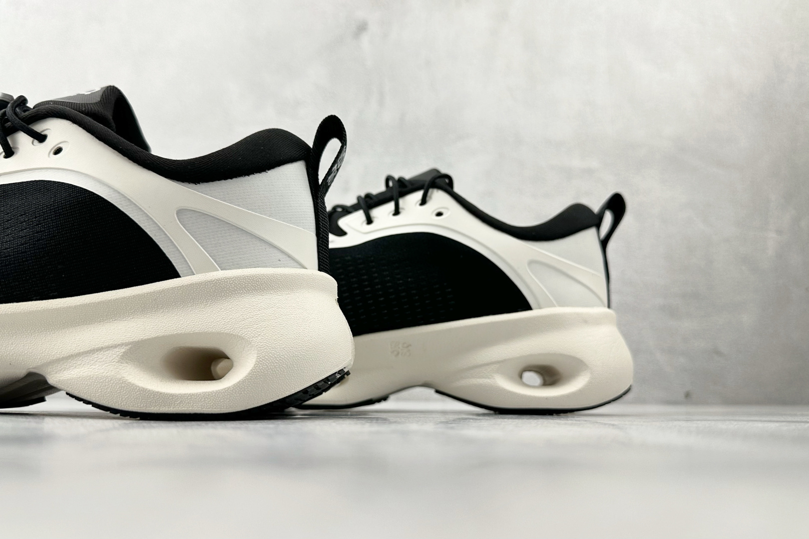 LOEWE x On昂跑 Cloudsolo 黑白 3MF30664610