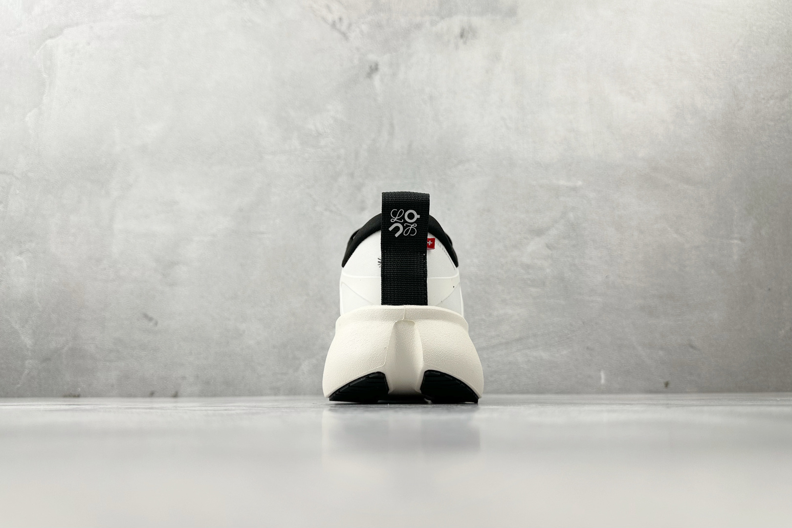 LOEWE x On昂跑 Cloudsolo 黑白 3MF30664610