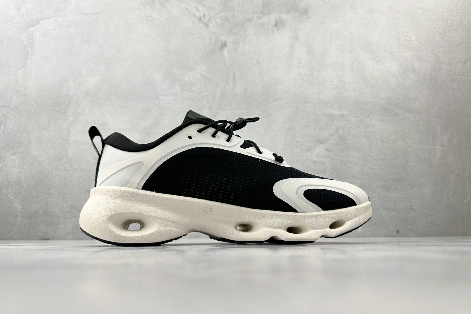 LOEWE x On昂跑 Cloudsolo 黑白 3MF30664610