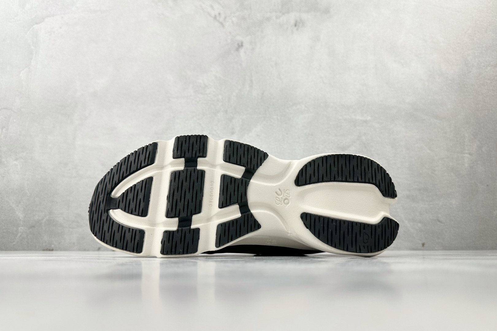 LOEWE x On昂跑 Cloudsolo 黑白 3MF30664610
