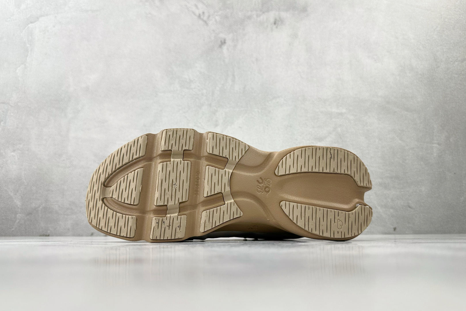 LOEWE x On昂跑 Cloudsolo 白棕 3WF30604615