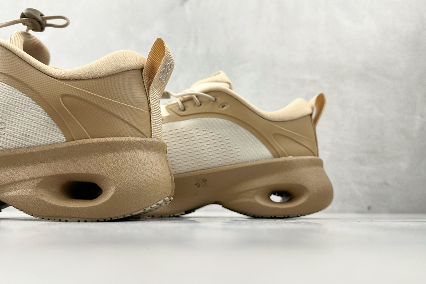 LOEWE x On昂跑 Cloudsolo 白棕 3WF30604615