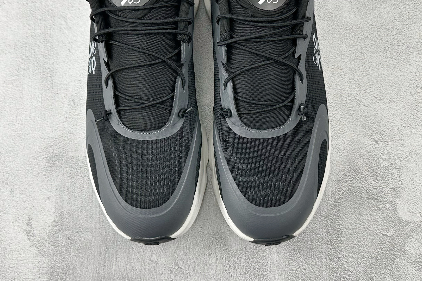 LOEWE x On昂跑 Cloudsolo 黑白 3WF30600299