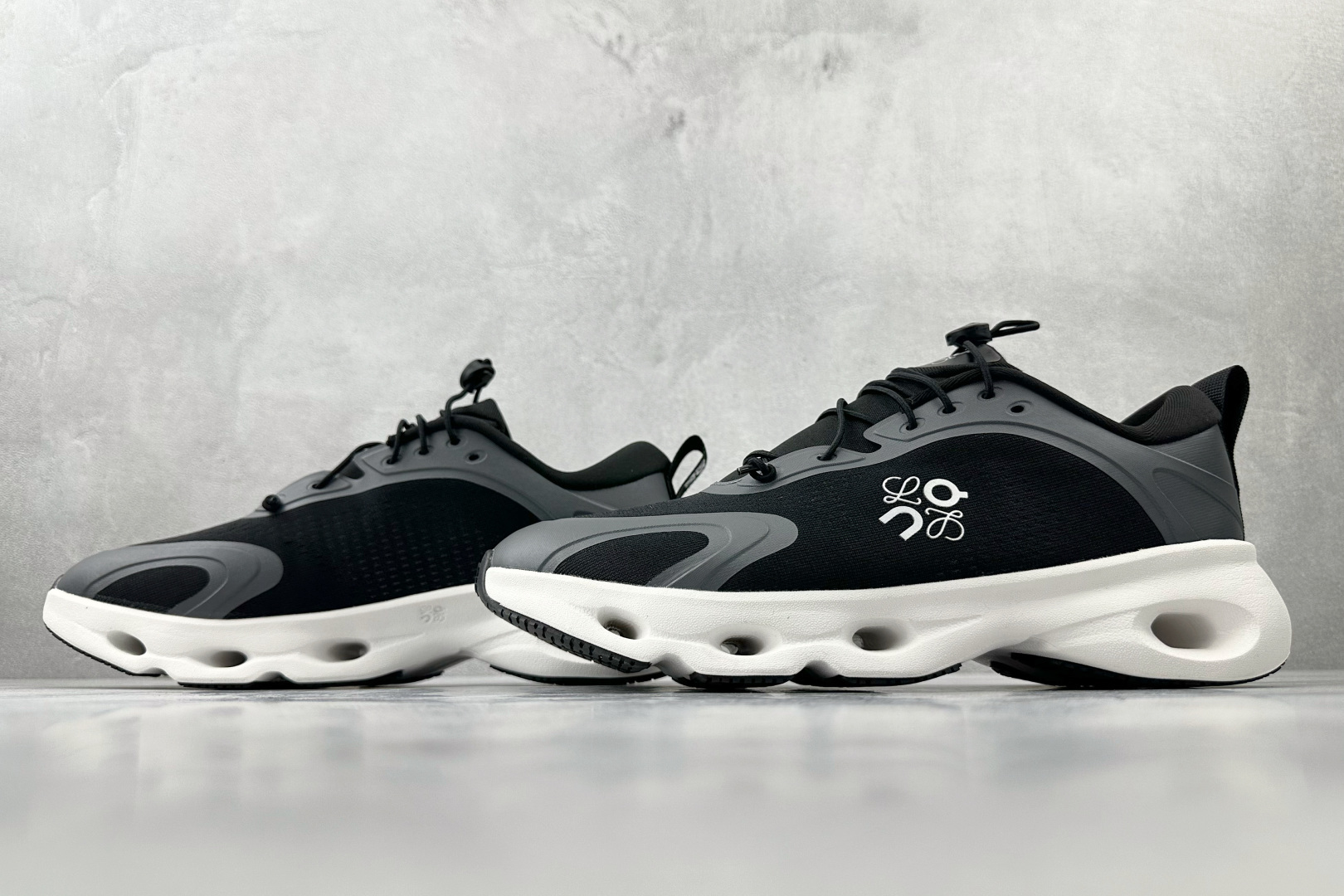 LOEWE x On昂跑 Cloudsolo 黑白 3WF30600299