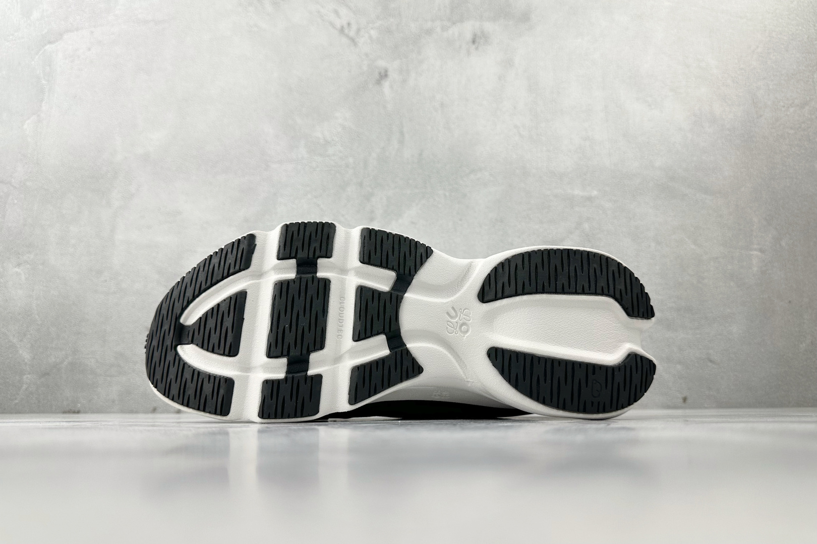 LOEWE x On昂跑 Cloudsolo 黑白 3WF30600299