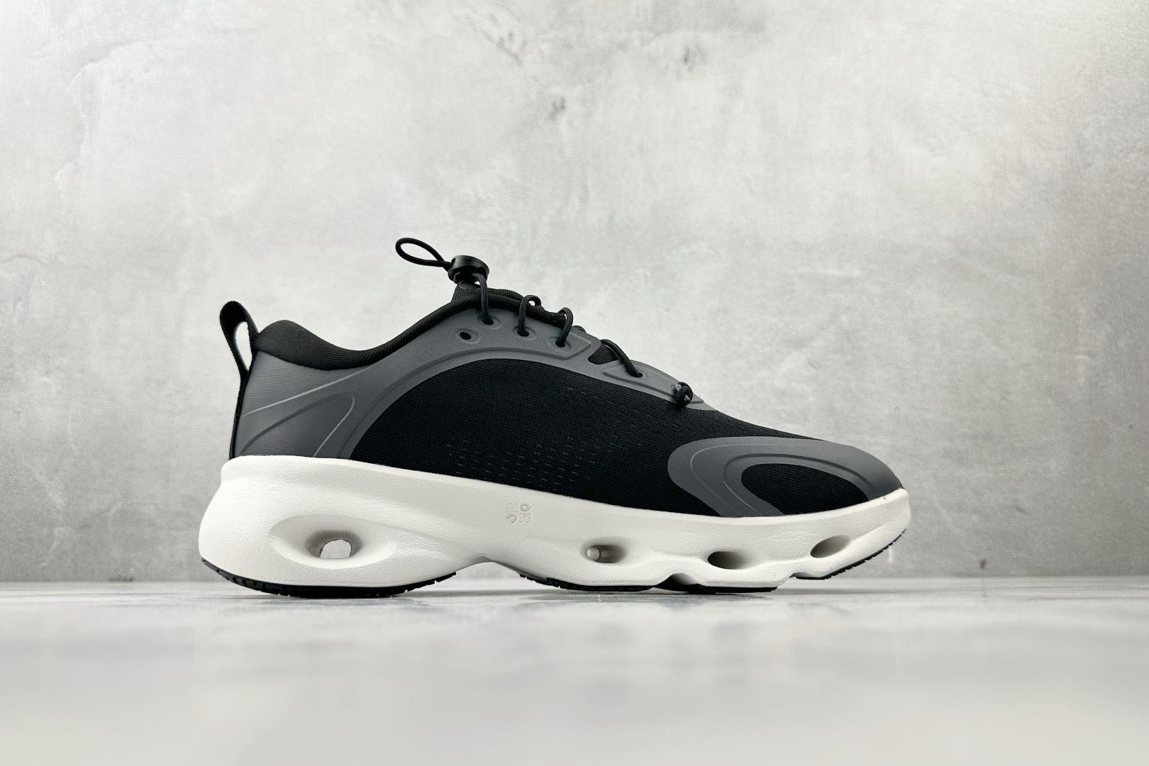 LOEWE x On昂跑 Cloudsolo 黑白 3WF30600299