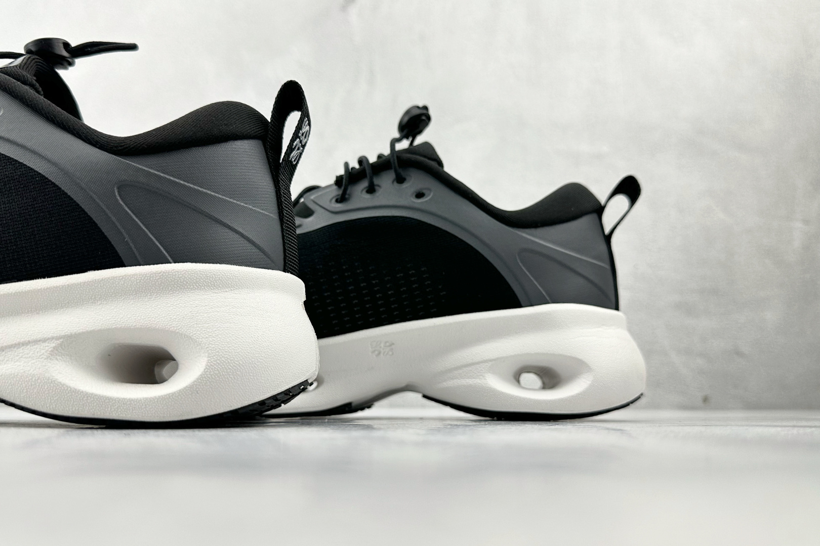 LOEWE x On昂跑 Cloudsolo 黑白 3WF30600299