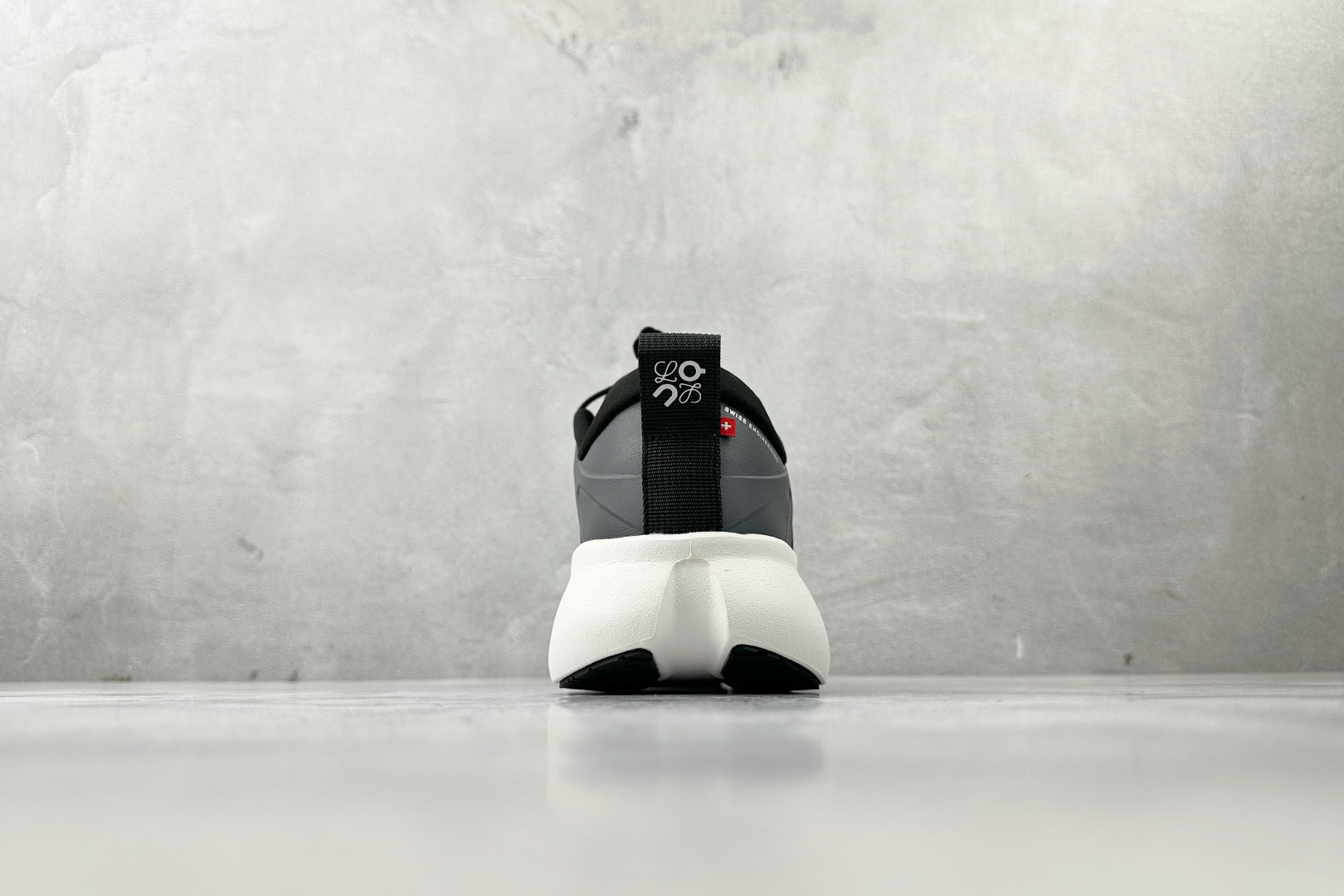 LOEWE x On昂跑 Cloudsolo 黑白 3WF30600299