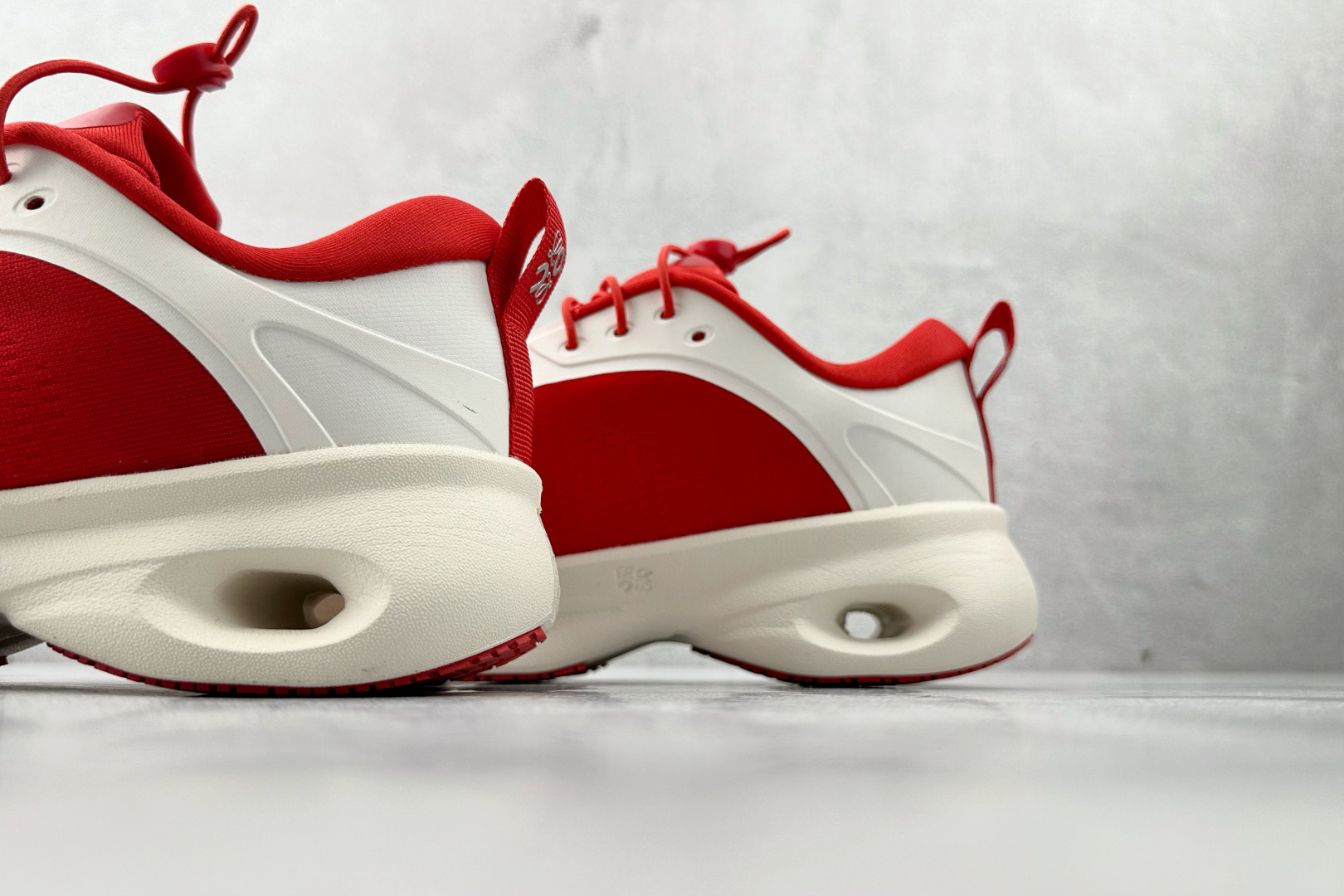 LOEWE x On昂跑 Cloudsolo 白红 3MF30664661