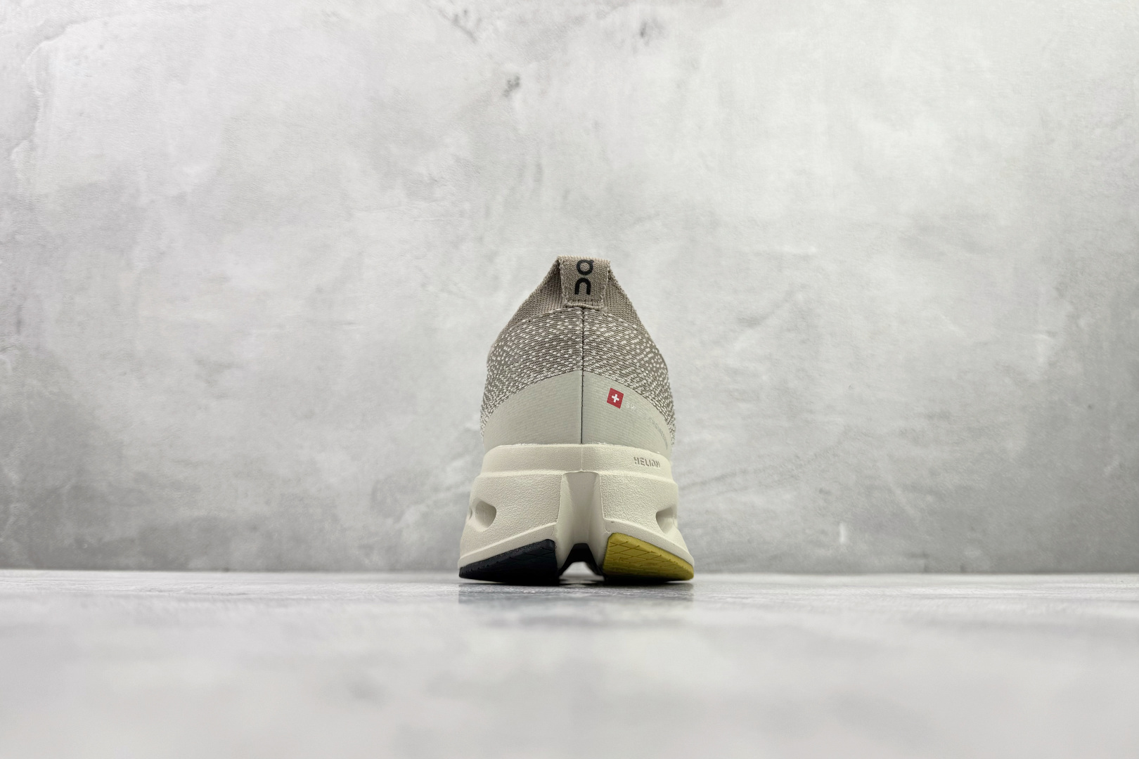 On昂跑 Cloudsurfer Max 灰米 3MF30434052