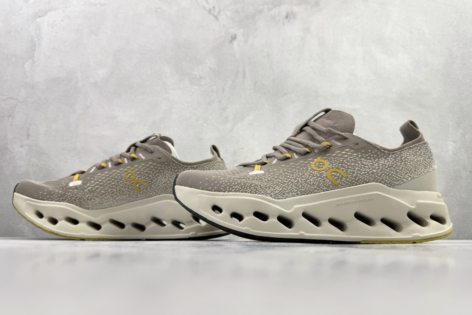 On昂跑 Cloudsurfer Max 灰米 3MF30434052