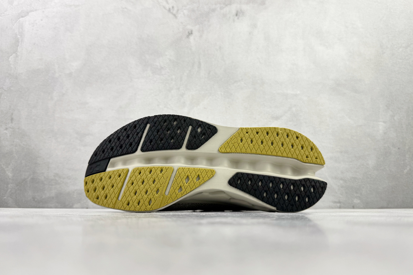 On昂跑 Cloudsurfer Max 灰米 3MF30434052