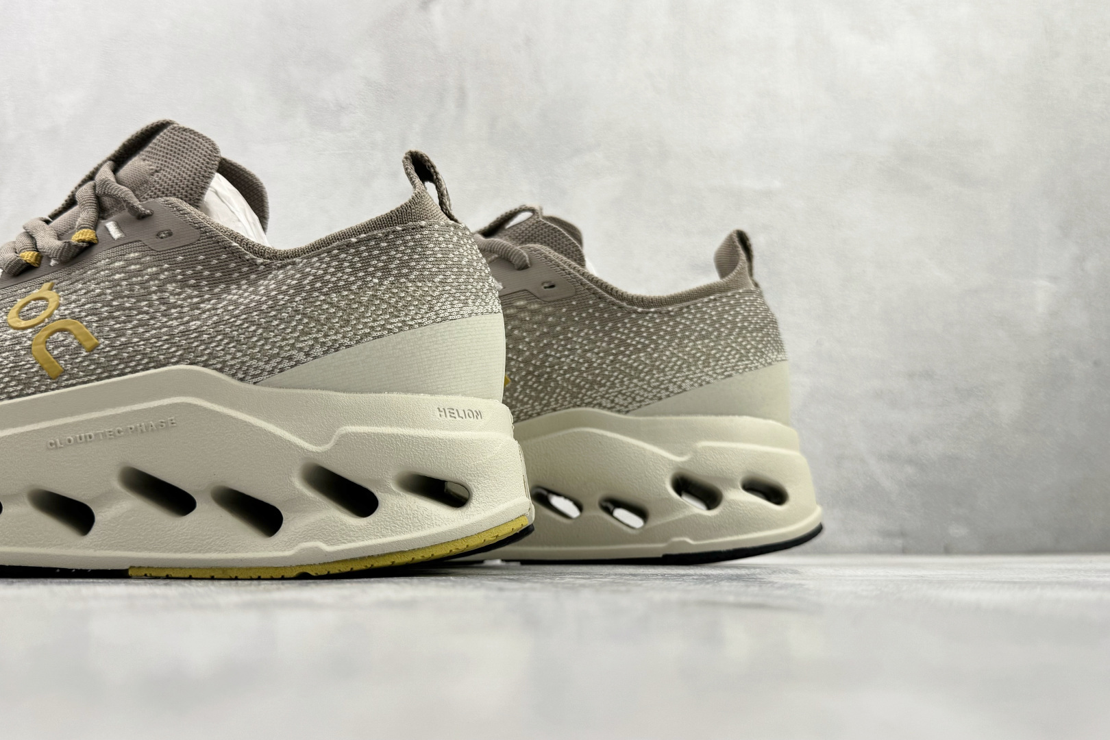 On昂跑 Cloudsurfer Max 灰米 3MF30434052