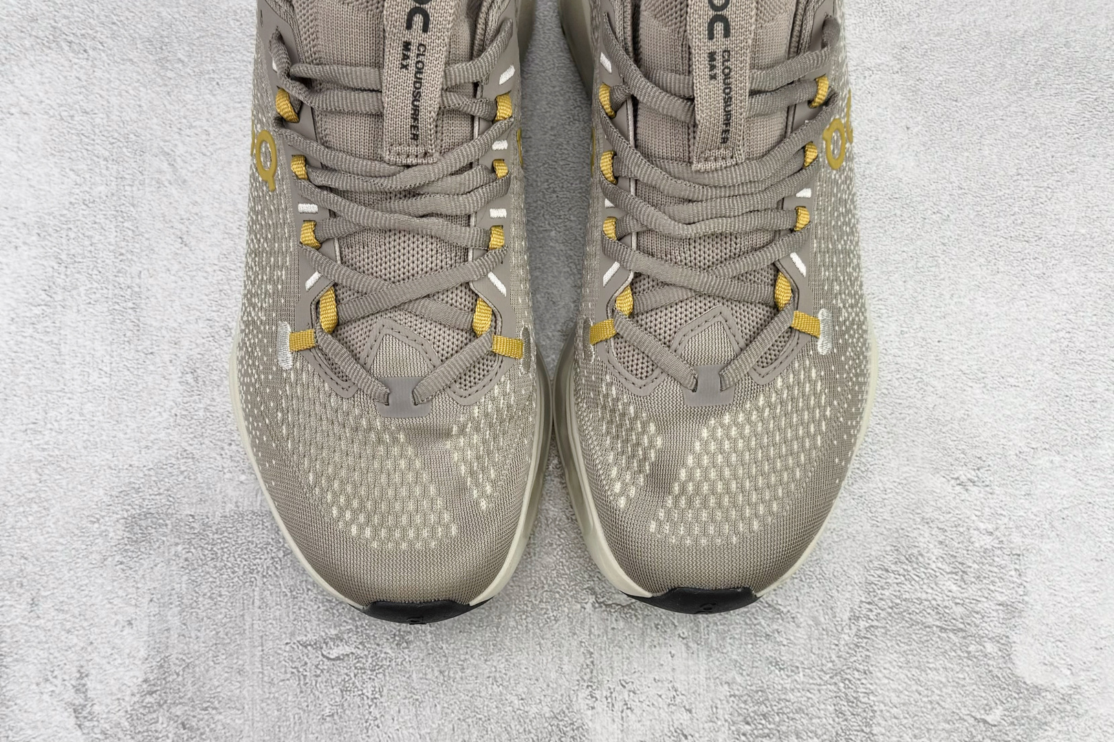 On昂跑 Cloudsurfer Max 灰米 3MF30434052