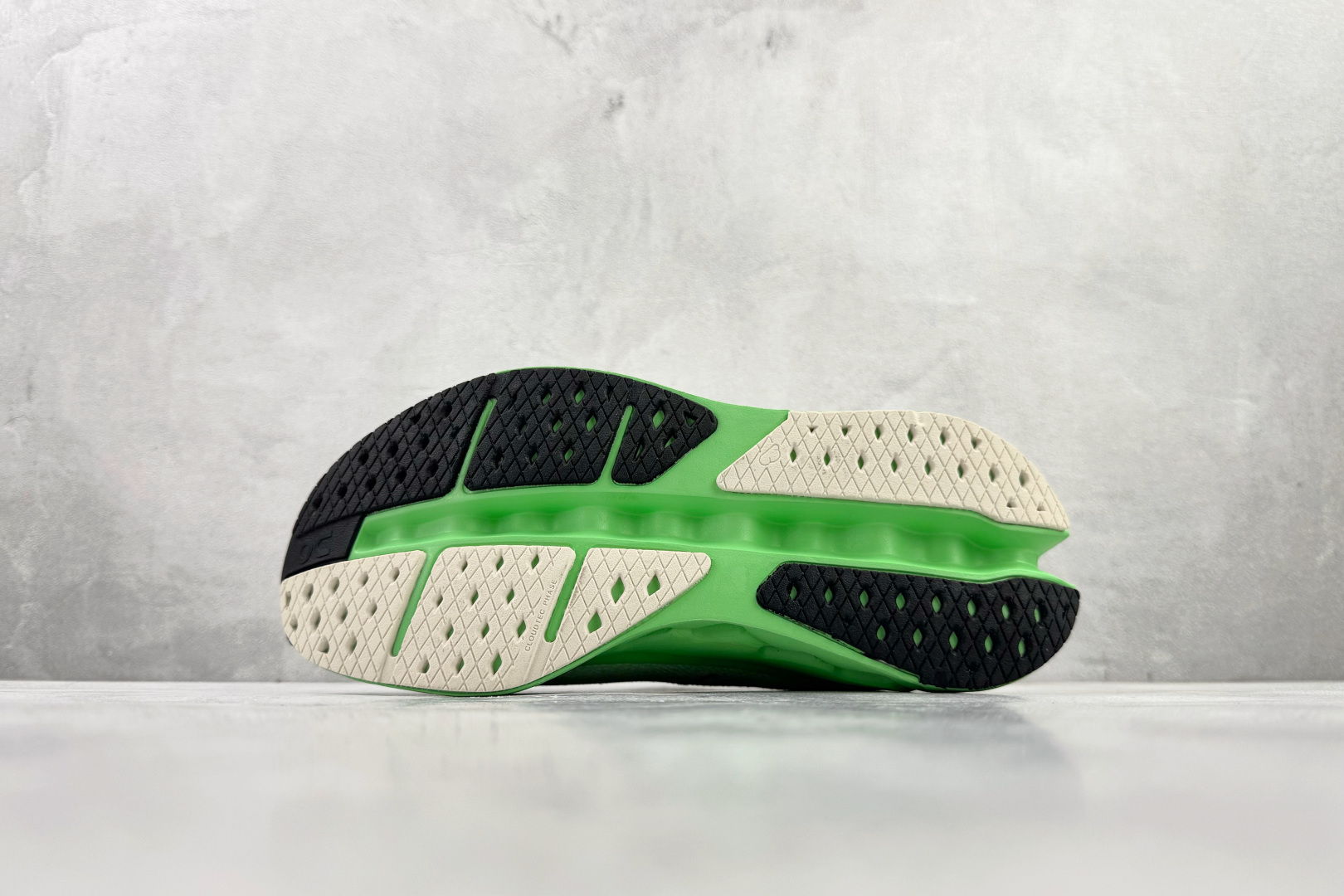 On昂跑 Cloudsurfer Max 白绿 3MF30433397