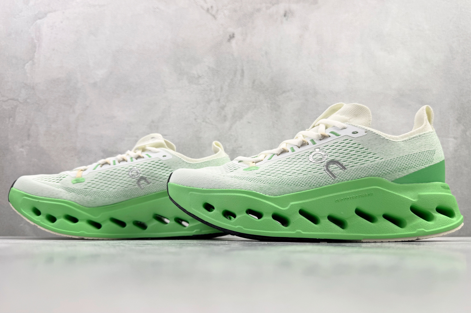 On昂跑 Cloudsurfer Max 白绿 3MF30433397