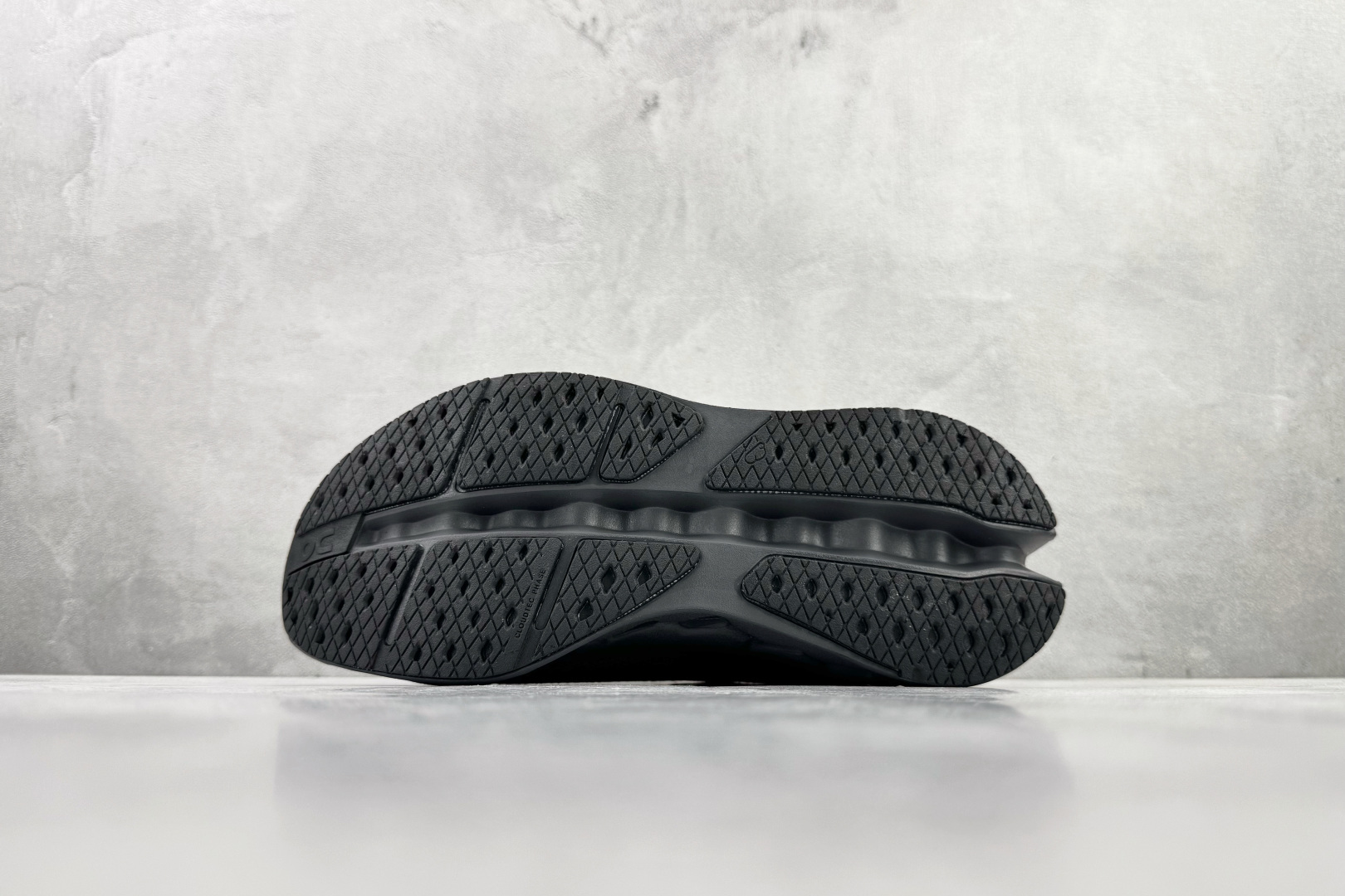 On昂跑 Cloudsurfer Max 黑色 3MF30430106