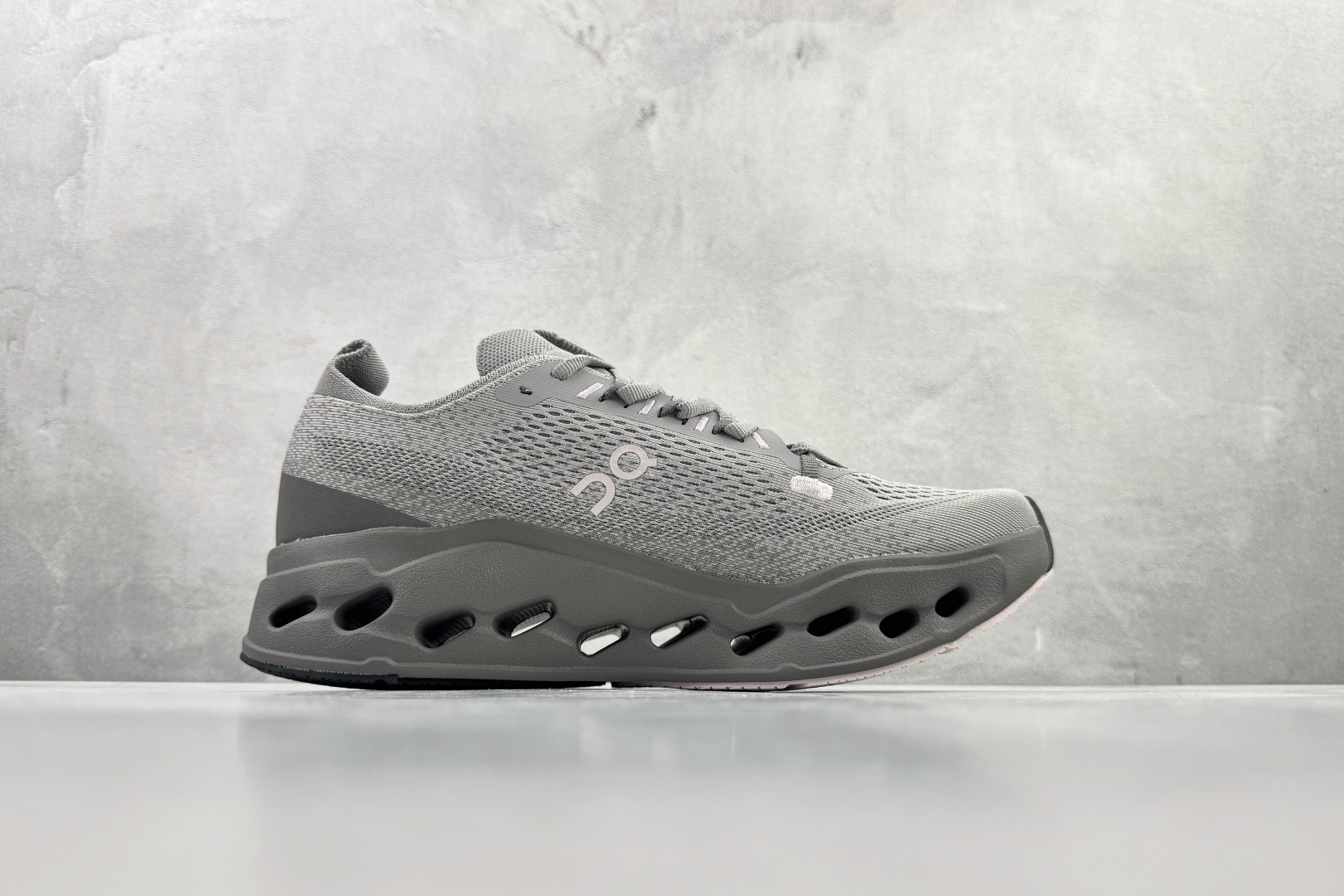 On昂跑 Cloudsurfer Max 灰色 3WF30223095