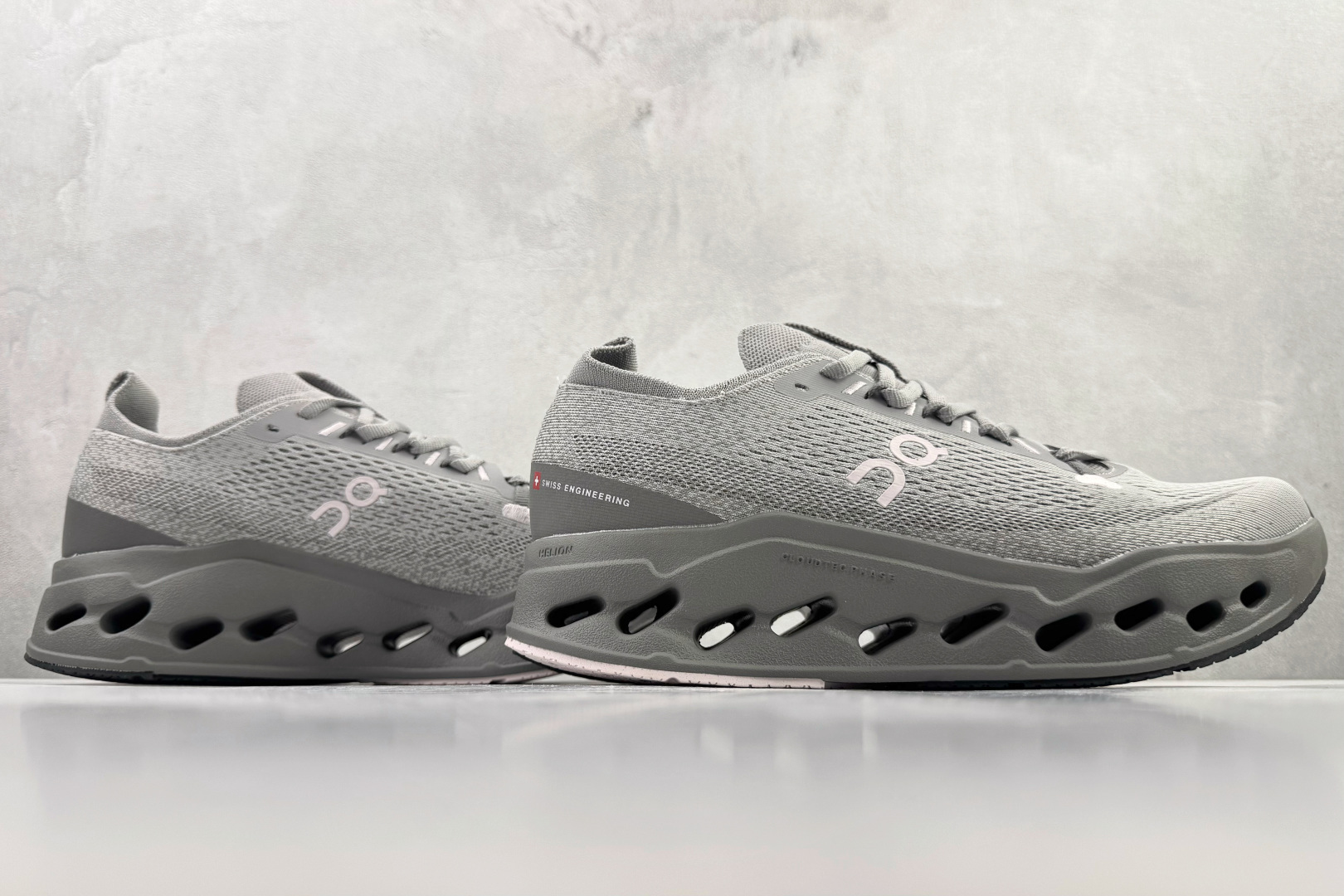On昂跑 Cloudsurfer Max 灰色 3WF30223095