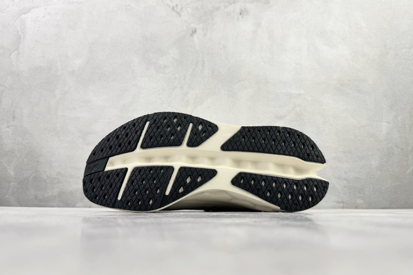 On昂跑 Cloudsurfer Max 白色 3MF30431200