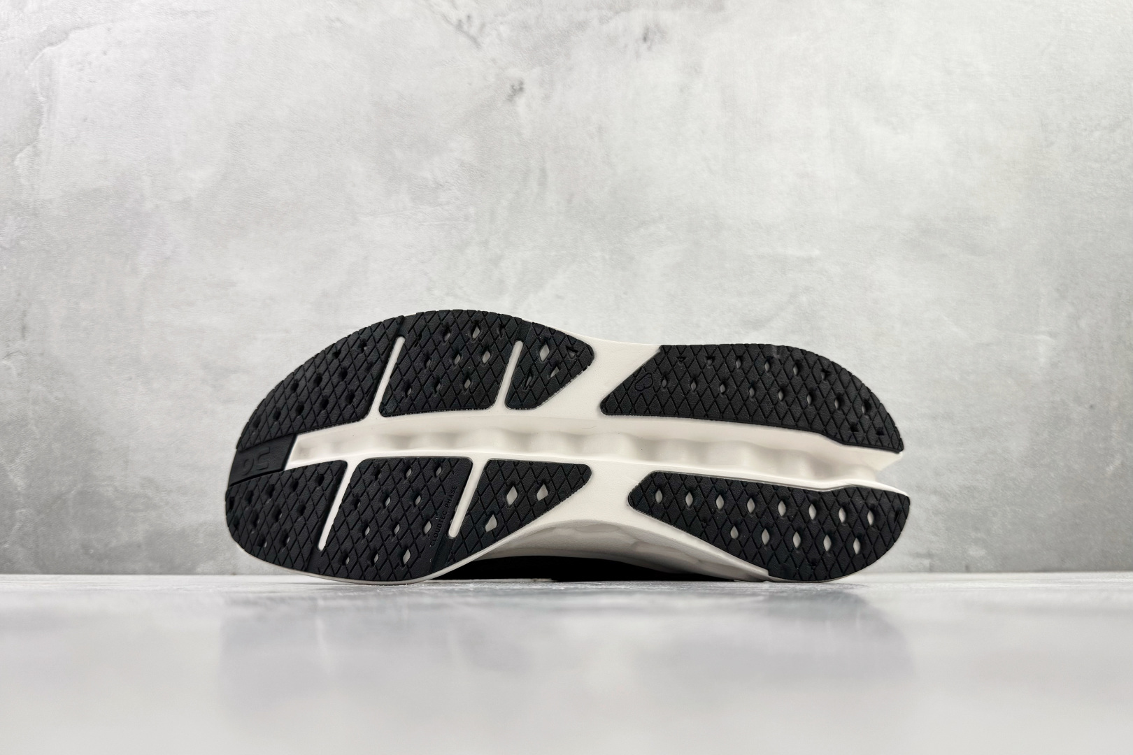 On昂跑 Cloudsurfer Max 黑白 3MF30430101