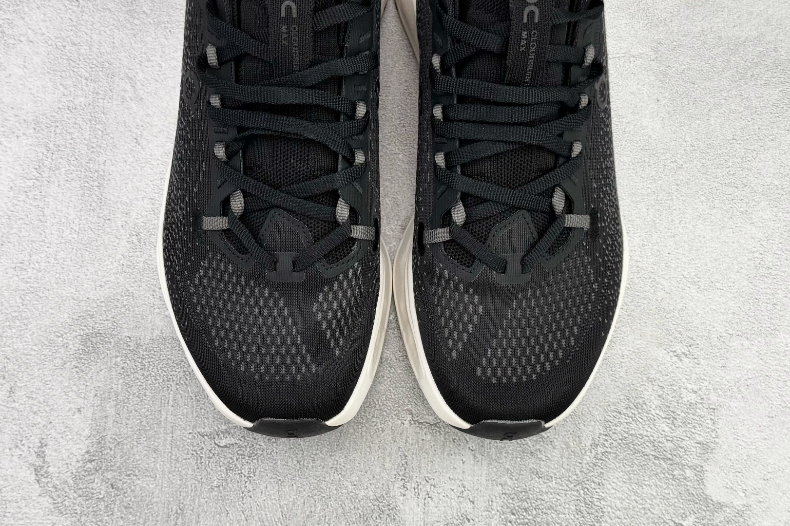 On昂跑 Cloudsurfer Max 黑白 3MF30430101