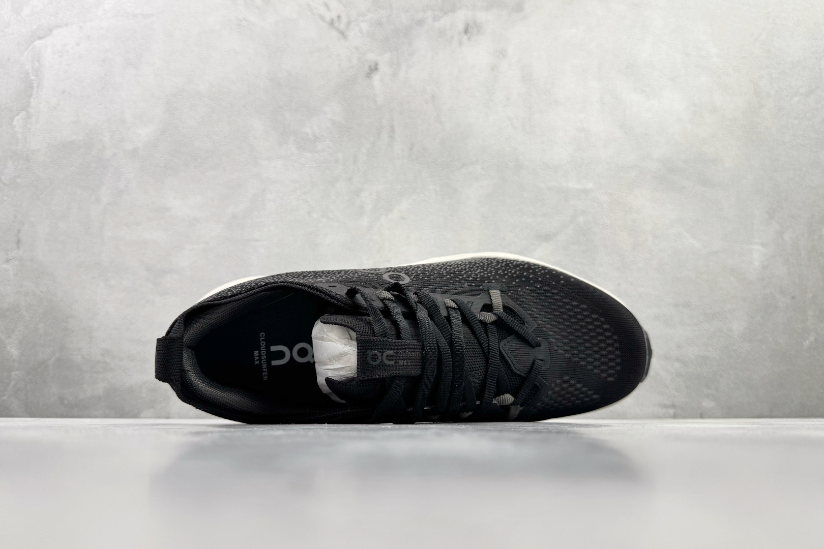 On昂跑 Cloudsurfer Max 黑白 3MF30430101