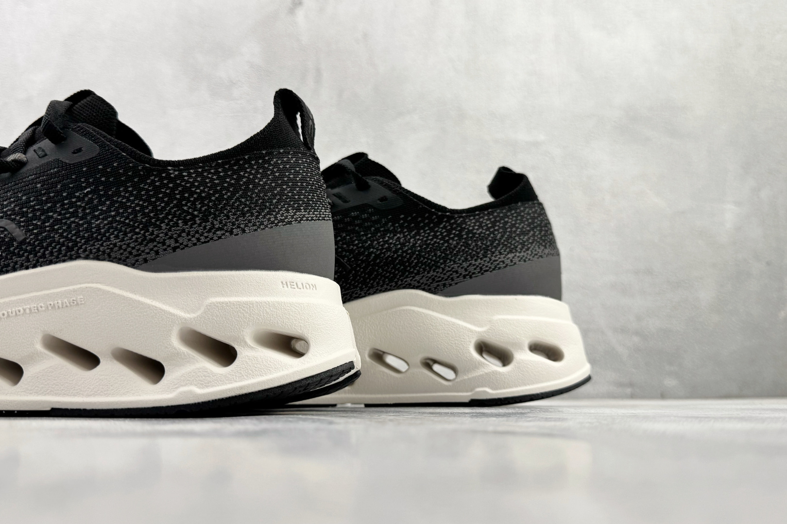 On昂跑 Cloudsurfer Max 黑白 3MF30430101