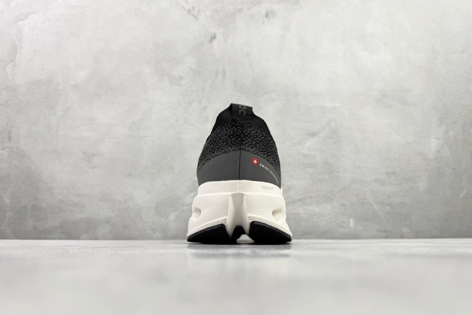 On昂跑 Cloudsurfer Max 黑白 3MF30430101