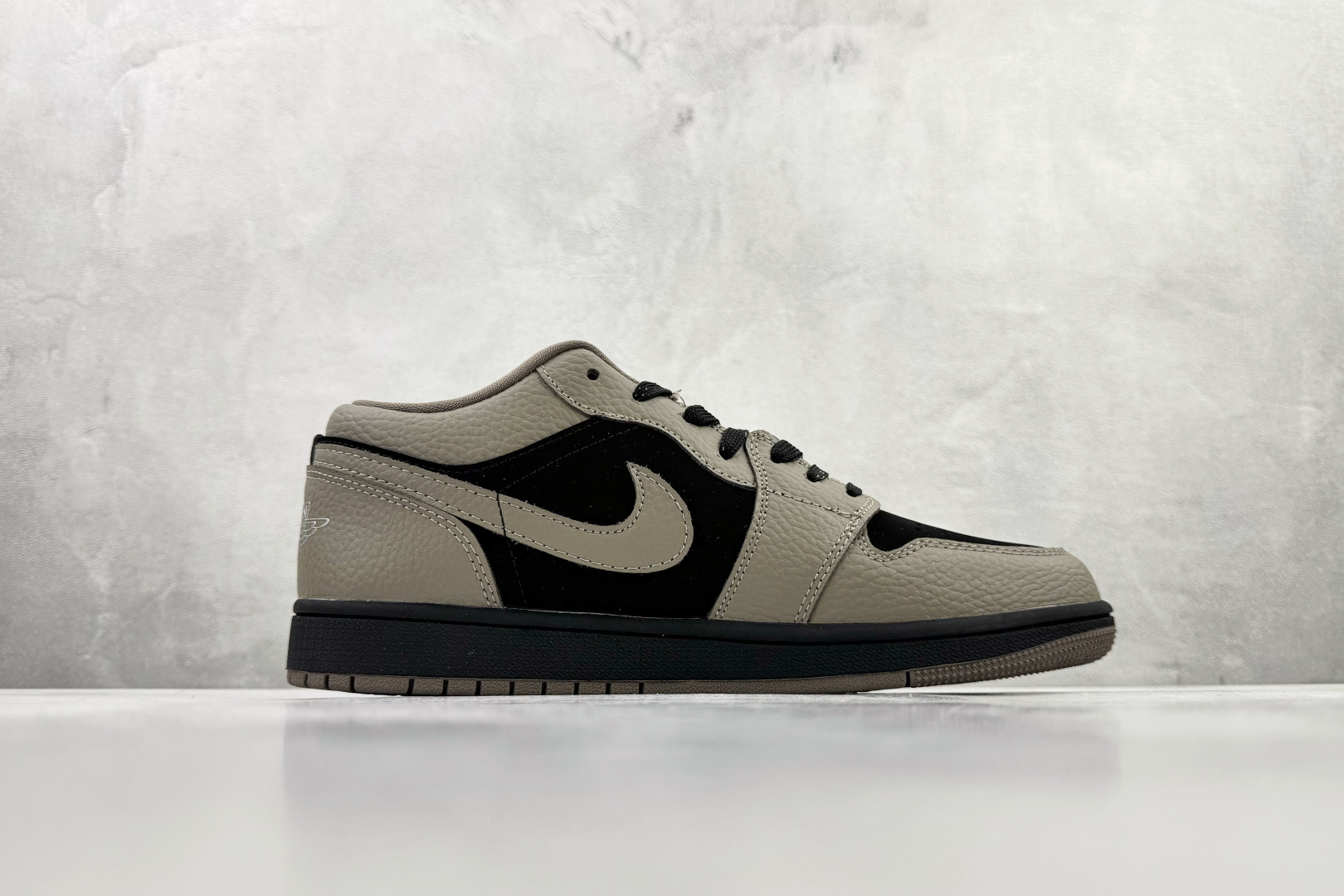 Jordan Air Jordan 1 棕黑色 IB7109-005 尺码：35.5 36 36.5 37.5 38 38.5 39 40 40.5 41 42 42.5 43 44 44.4 45 46 47 47.5 编码：31
