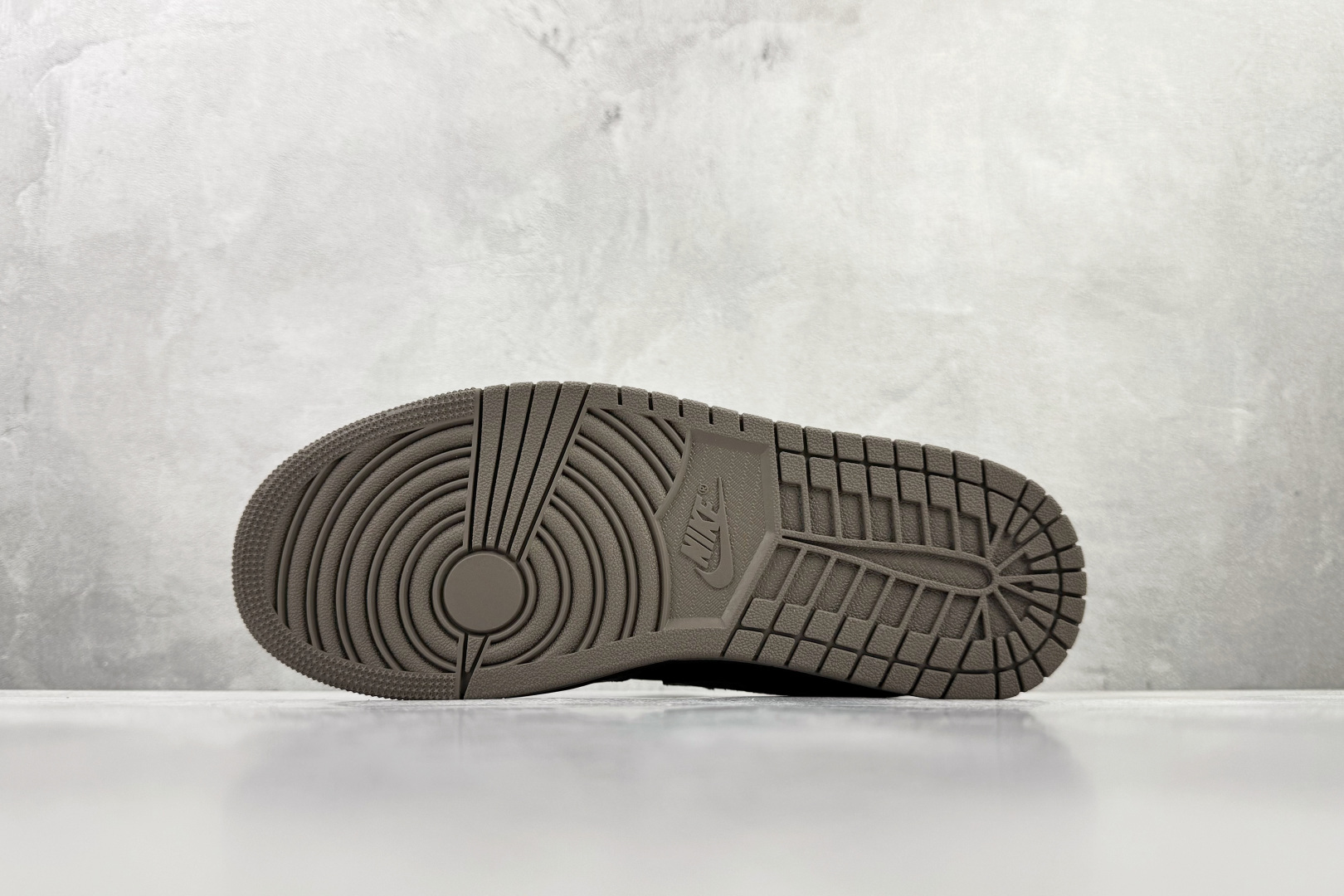 Jordan Air Jordan 1 棕黑色 IB7109-005 尺码：35.5 36 36.5 37.5 38 38.5 39 40 40.5 41 42 42.5 43 44 44.4 45 46 47 47.5 编码：31