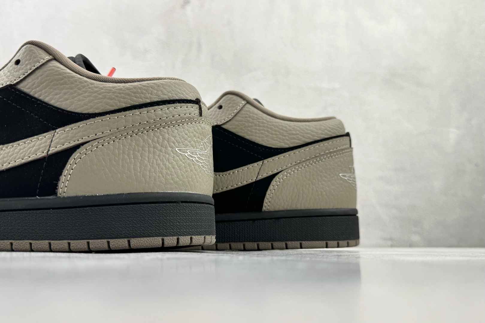 Jordan Air Jordan 1 棕黑色 IB7109-005 尺码：35.5 36 36.5 37.5 38 38.5 39 40 40.5 41 42 42.5 43 44 44.4 45 46 47 47.5 编码：31