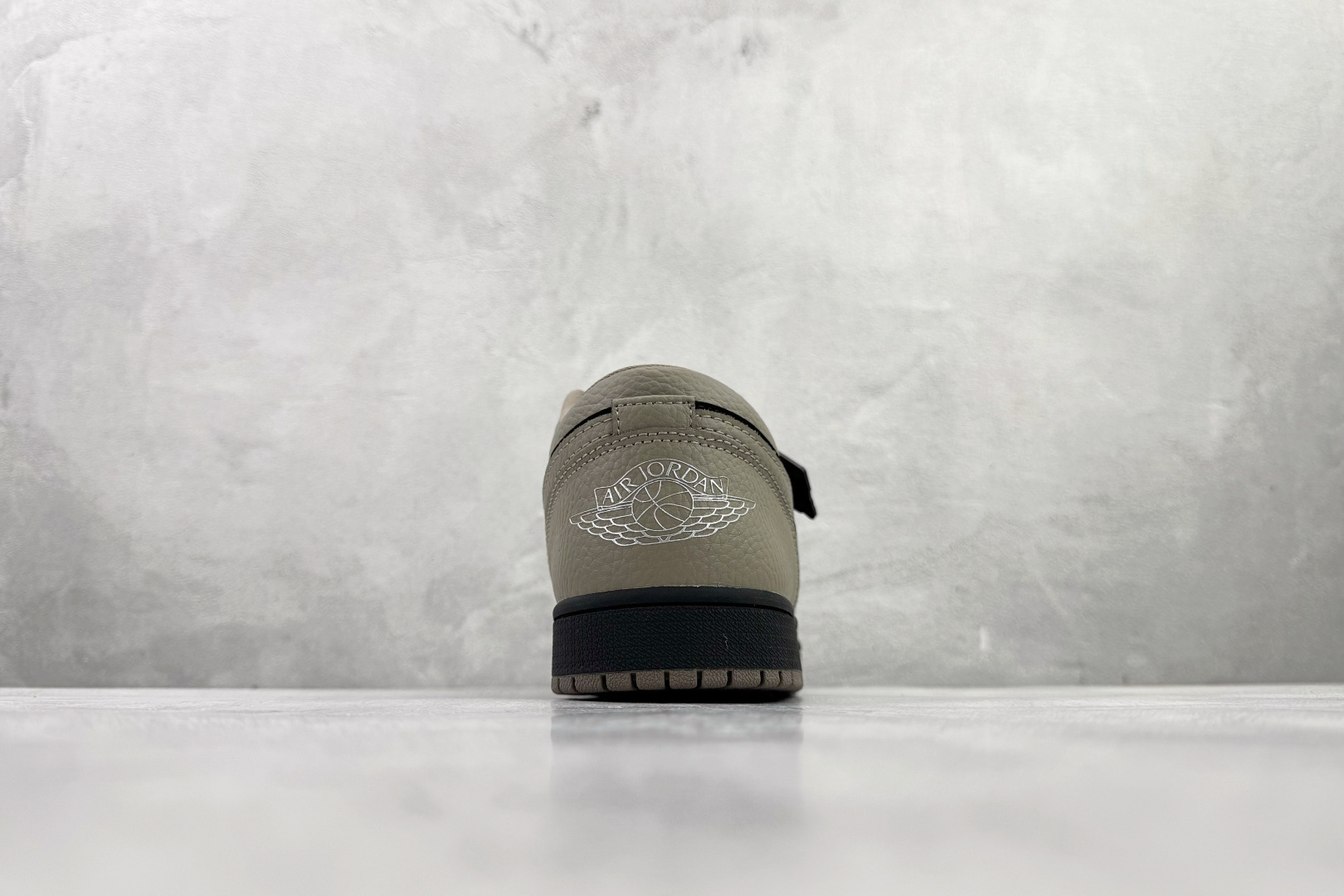 Jordan Air Jordan 1 棕黑色 IB7109-005 尺码：35.5 36 36.5 37.5 38 38.5 39 40 40.5 41 42 42.5 43 44 44.4 45 46 47 47.5 编码：31