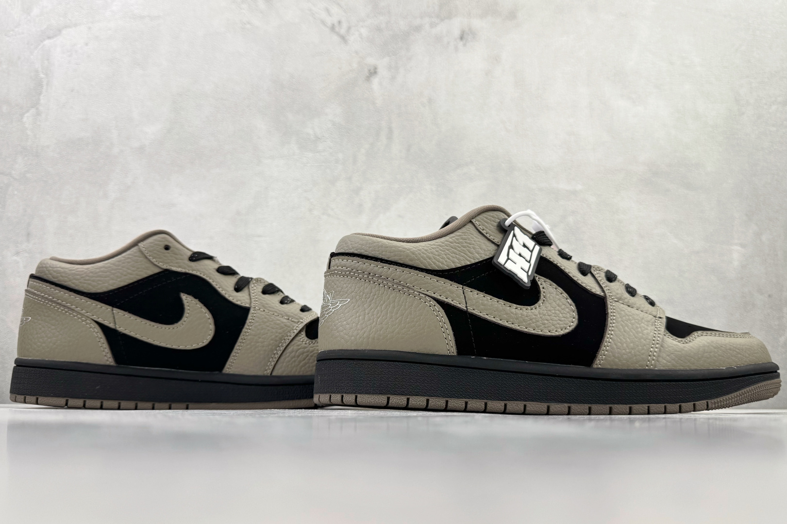 Jordan Air Jordan 1 棕黑色 IB7109-005 尺码：35.5 36 36.5 37.5 38 38.5 39 40 40.5 41 42 42.5 43 44 44.4 45 46 47 47.5 编码：31