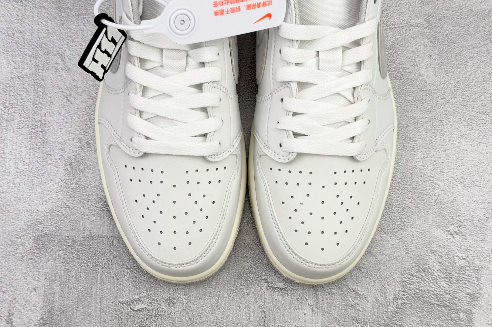Jordan Air Jordan 1 灰白 FB9933-100 尺码：35.5 36 36.5 37.5 38 38.5 39 40 40.5 41 42 42.5 43 44 44.4 45 46 47 47.5 编码：31